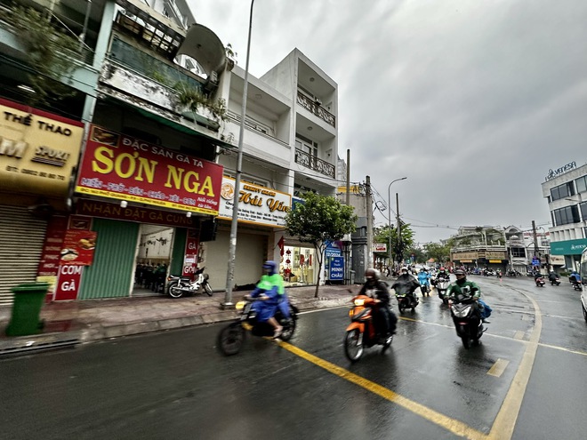 S&aacute;ng ng&agrave;y v&iacute;a Thần t&agrave;i, TP.HCM mưa tr&aacute;i m&ugrave;a tr&ecirc;n diện rộng, cảnh b&aacute;o mưa lớn- Ảnh 8.
