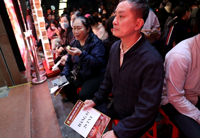 Xếp h&agrave;ng xuy&ecirc;n đ&ecirc;m mua v&agrave;ng cầu may ng&agrave;y v&iacute;a Thần t&agrave;i- Ảnh 6.