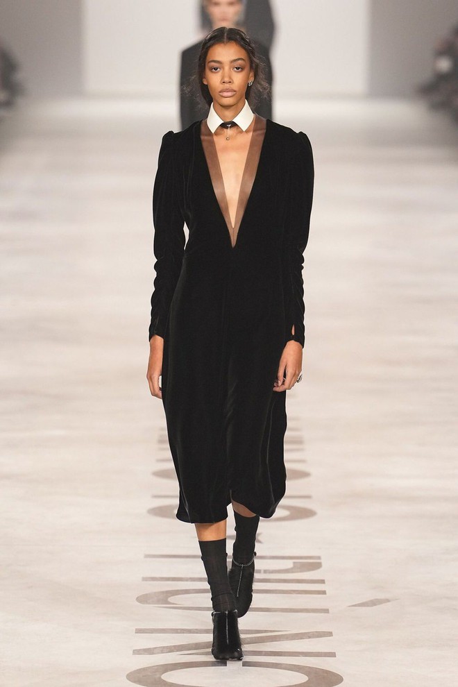 Bừng sáng văn phòng nhờ những thiết kế thời trang công sở sáng tạo- Ảnh 3. Bừng sáng văn phòng nhờ những thiết kế thời trang công sở sáng tạo- Ảnh 3.