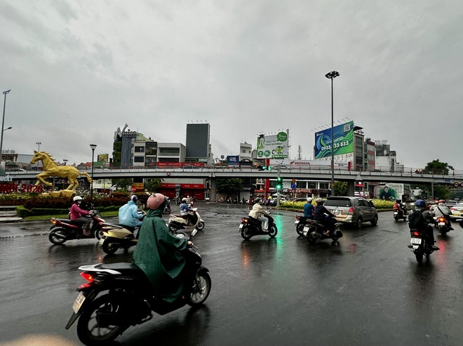 S&aacute;ng ng&agrave;y v&iacute;a Thần t&agrave;i, TP.HCM mưa tr&aacute;i m&ugrave;a tr&ecirc;n diện rộng, cảnh b&aacute;o mưa lớn- Ảnh 6.