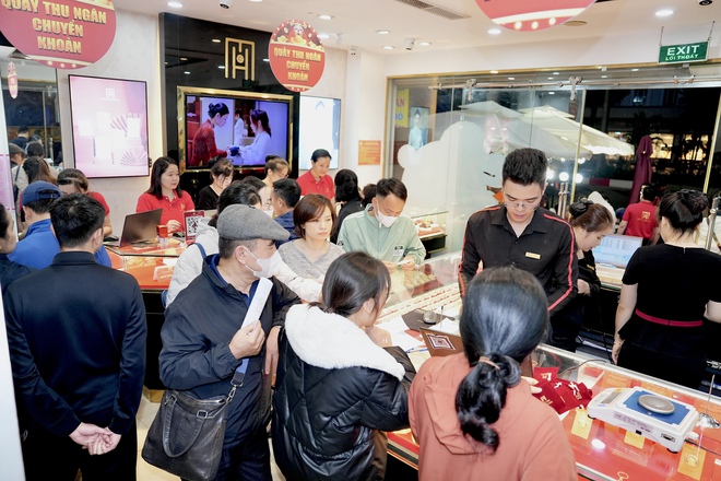 Xếp h&agrave;ng xuy&ecirc;n đ&ecirc;m mua v&agrave;ng cầu may ng&agrave;y v&iacute;a Thần t&agrave;i- Ảnh 7.