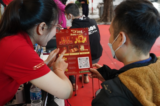 Xếp h&agrave;ng xuy&ecirc;n đ&ecirc;m mua v&agrave;ng cầu may ng&agrave;y v&iacute;a Thần t&agrave;i- Ảnh 8.