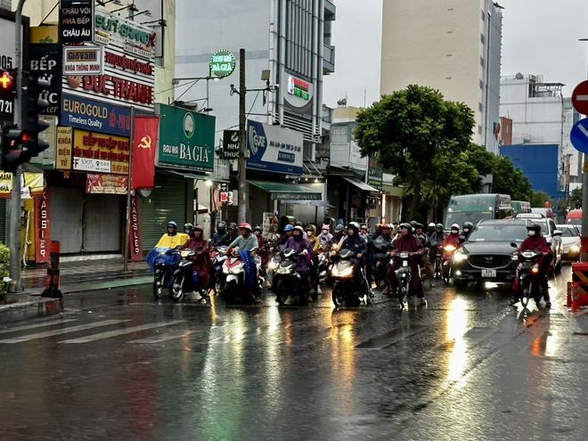 S&aacute;ng ng&agrave;y v&iacute;a Thần t&agrave;i, TP.HCM mưa tr&aacute;i m&ugrave;a tr&ecirc;n diện rộng, cảnh b&aacute;o mưa lớn- Ảnh 2.