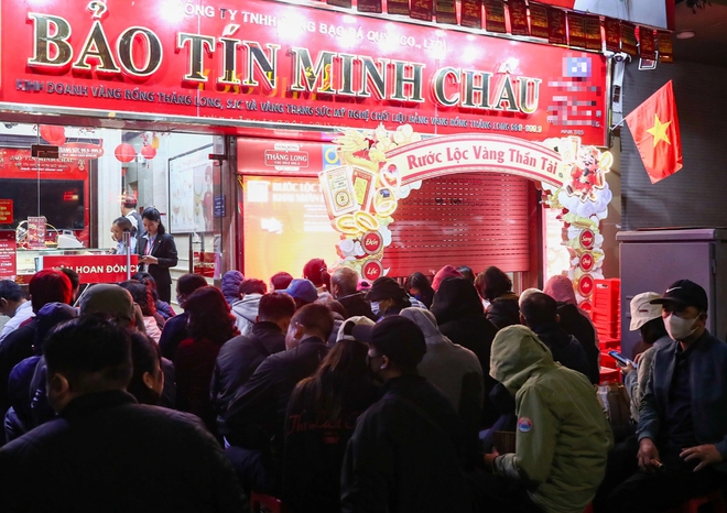 Xếp h&agrave;ng xuy&ecirc;n đ&ecirc;m mua v&agrave;ng cầu may ng&agrave;y v&iacute;a Thần t&agrave;i- Ảnh 3.