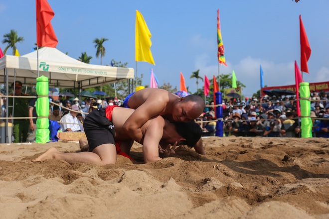 Xem thanh niên trai tráng so tài kịch tính ở hội vật có từ thời chúa Nguyễn- Ảnh 5. Xem thanh niên trai tráng so tài kịch tính ở hội vật có từ thời chúa Nguyễn- Ảnh 5.