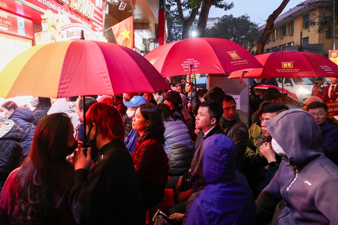 Xếp h&agrave;ng xuy&ecirc;n đ&ecirc;m mua v&agrave;ng cầu may ng&agrave;y v&iacute;a Thần t&agrave;i- Ảnh 4.