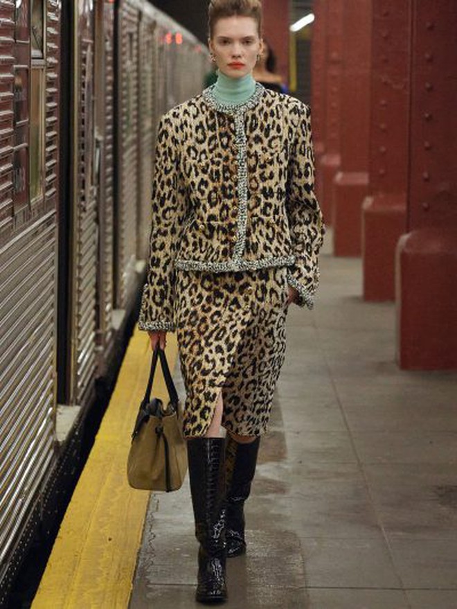 Họa tiết chấm bi, da báo gây bão từ street style thế giới đến công sở Việt- Ảnh 4. Họa tiết chấm bi, da báo gây bão từ street style thế giới đến công sở Việt- Ảnh 4.