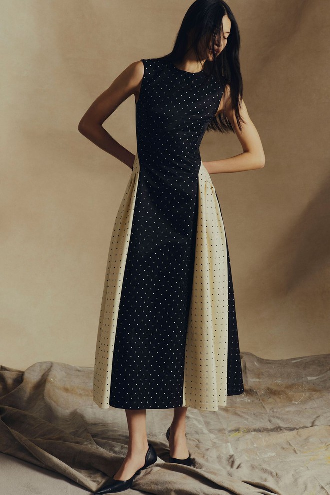 Họa tiết chấm bi, da báo gây bão từ street style thế giới đến công sở Việt- Ảnh 3. Họa tiết chấm bi, da báo gây bão từ street style thế giới đến công sở Việt- Ảnh 3.