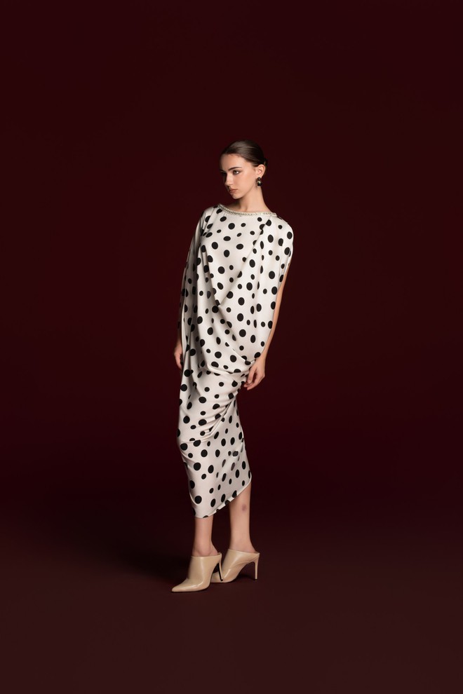 Họa tiết chấm bi, da báo gây bão từ street style thế giới đến công sở Việt- Ảnh 8. Họa tiết chấm bi, da báo gây bão từ street style thế giới đến công sở Việt- Ảnh 8.