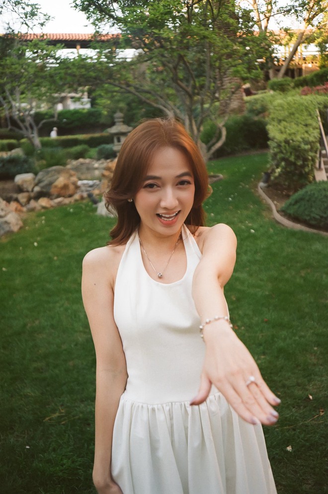 'Bé' Xuân Nghi được bạn trai kỹ sư cầu hôn - Ảnh 1.