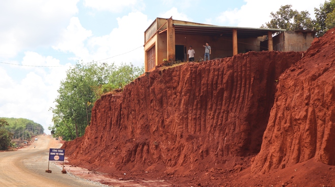 Hạ cốt nền đường ở Đồng Nai, nhiều nh&agrave; d&acirc;n ch&ecirc;nh v&ecirc;nh b&ecirc;n m&eacute;p vực s&acirc;u- Ảnh 9.