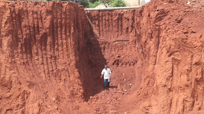 Hạ cốt nền đường ở Đồng Nai, nhiều nh&agrave; d&acirc;n ch&ecirc;nh v&ecirc;nh b&ecirc;n m&eacute;p vực s&acirc;u- Ảnh 10.