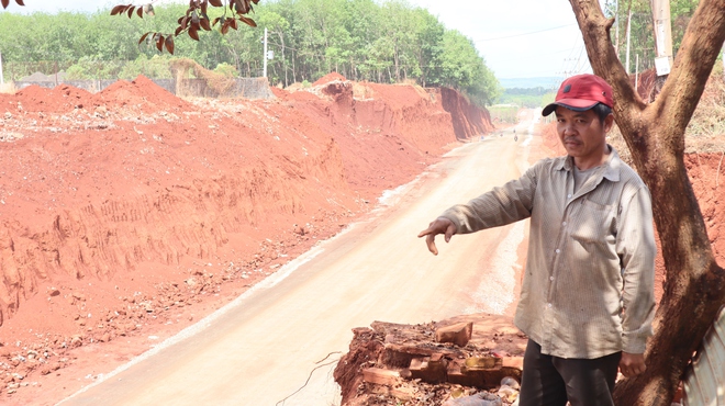 Hạ cốt nền đường ở Đồng Nai, nhiều nh&agrave; d&acirc;n ch&ecirc;nh v&ecirc;nh b&ecirc;n m&eacute;p vực s&acirc;u- Ảnh 13.