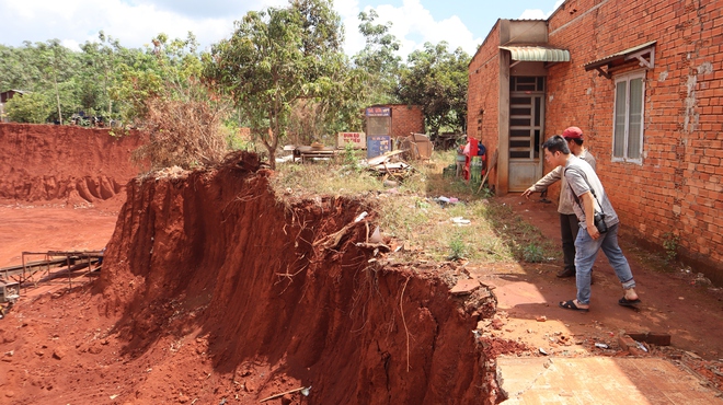 Hạ cốt nền đường ở Đồng Nai, nhiều nh&agrave; d&acirc;n ch&ecirc;nh v&ecirc;nh b&ecirc;n m&eacute;p vực s&acirc;u- Ảnh 11.