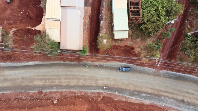 Hạ cốt nền đường ở Đồng Nai, nhiều nh&agrave; d&acirc;n ch&ecirc;nh v&ecirc;nh b&ecirc;n m&eacute;p vực s&acirc;u- Ảnh 2.