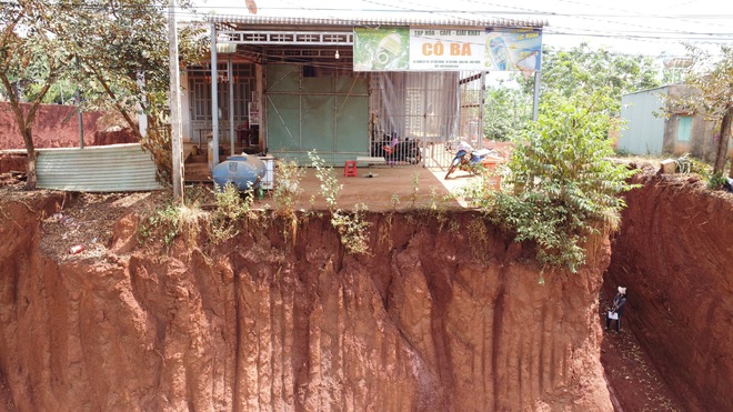 Hạ cốt nền đường ở Đồng Nai, nhiều nh&agrave; d&acirc;n ch&ecirc;nh v&ecirc;nh b&ecirc;n m&eacute;p vực s&acirc;u- Ảnh 7.