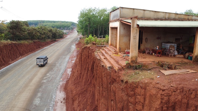 Hạ cốt nền đường ở Đồng Nai, nhiều nh&agrave; d&acirc;n ch&ecirc;nh v&ecirc;nh b&ecirc;n m&eacute;p vực s&acirc;u- Ảnh 8.