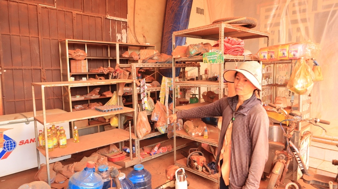 Hạ cốt nền đường ở Đồng Nai, nhiều nh&agrave; d&acirc;n ch&ecirc;nh v&ecirc;nh b&ecirc;n m&eacute;p vực s&acirc;u- Ảnh 6.