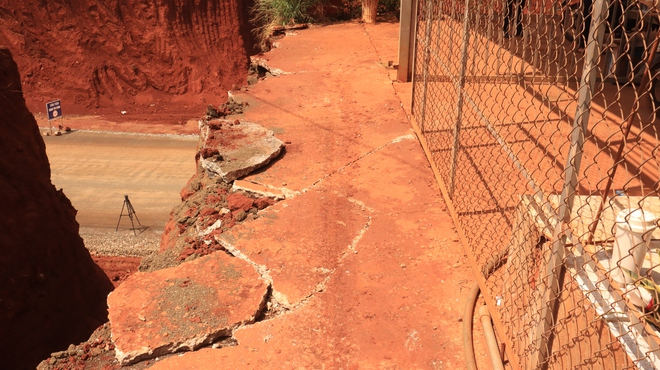 Hạ cốt nền đường ở Đồng Nai, nhiều nh&agrave; d&acirc;n ch&ecirc;nh v&ecirc;nh b&ecirc;n m&eacute;p vực s&acirc;u- Ảnh 5.