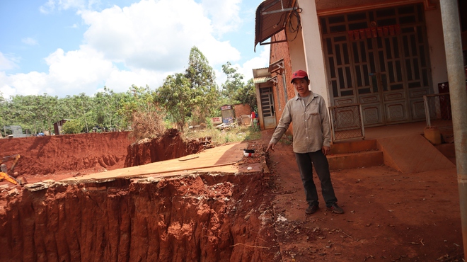 Hạ cốt nền đường ở Đồng Nai, nhiều nh&agrave; d&acirc;n ch&ecirc;nh v&ecirc;nh b&ecirc;n m&eacute;p vực s&acirc;u- Ảnh 12.