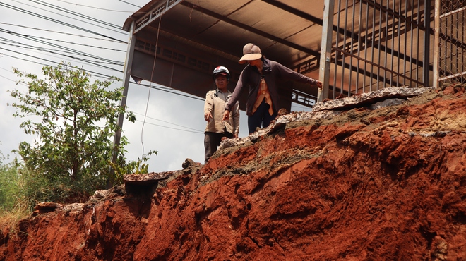 Hạ cốt nền đường ở Đồng Nai, nhiều nh&agrave; d&acirc;n ch&ecirc;nh v&ecirc;nh b&ecirc;n m&eacute;p vực s&acirc;u- Ảnh 4.