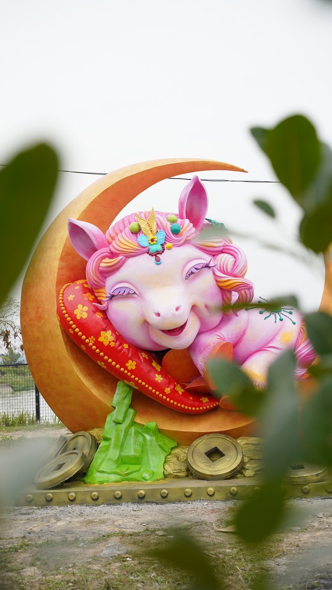 Linh vật ngựa 10 tấn màu hồng 'lên sóng' Tết Bính Ngọ, nhận mưa lời khen - Ảnh 6.