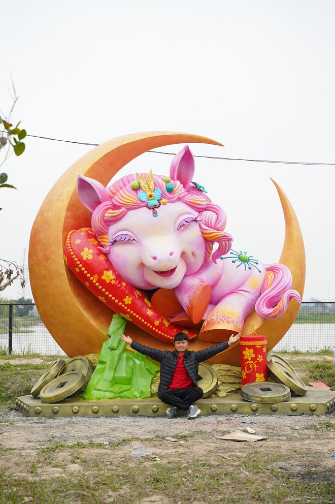 Linh vật ngựa 10 tấn màu hồng 'lên sóng' Tết Bính Ngọ, nhận mưa lời khen - Ảnh 5.