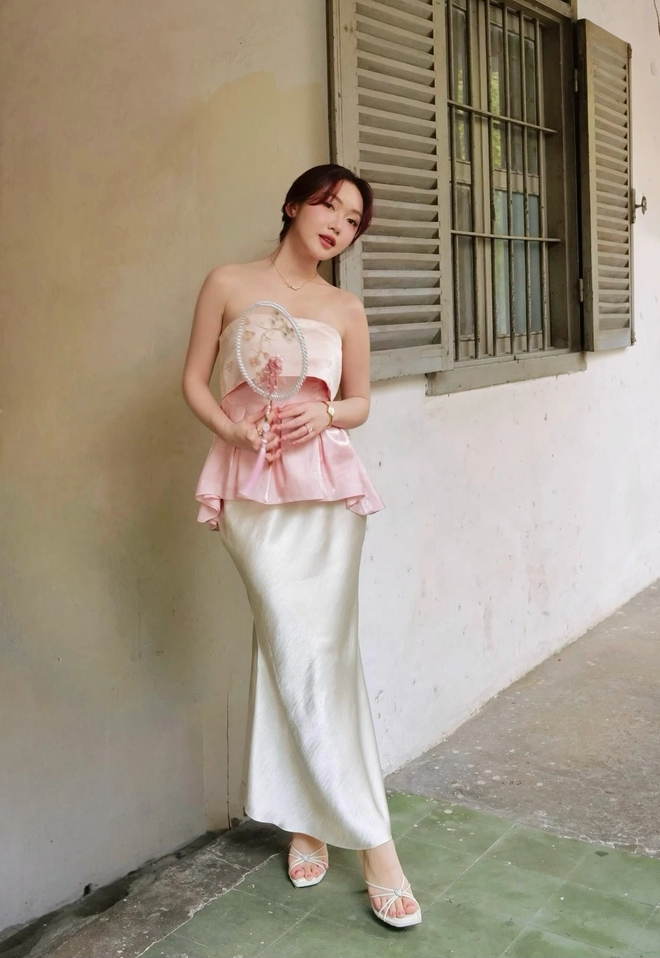 Trang phục hồng trắng: Công thức mặc đẹp để khởi đầu ngày mới - Ảnh 1.