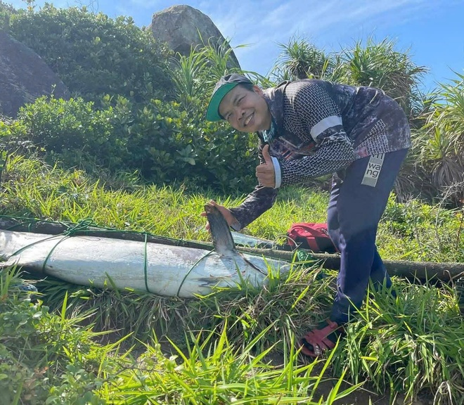 &lsquo;Cần thủ&rsquo; vật lộn h&agrave;ng giờ với con c&aacute; thu 63 kg, xẻ thịt tặng bạn b&egrave; - Ảnh 1.