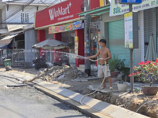Thi c&ocirc;ng đường L&ograve; Lu g&acirc;y bụi m&ugrave;, người d&acirc;n &ldquo;ăn cơm c&ugrave;ng bụi&rdquo; suốt nhiều th&aacute;ng - Ảnh 9.