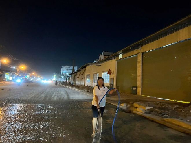 Thi c&ocirc;ng đường L&ograve; Lu g&acirc;y bụi m&ugrave;, người d&acirc;n &ldquo;ăn cơm c&ugrave;ng bụi&rdquo; suốt nhiều th&aacute;ng - Ảnh 8.