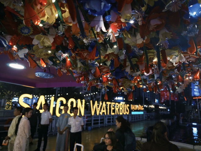 Đưa cồng chi&ecirc;ng T&acirc;y Nguy&ecirc;n l&ecirc;n bu&yacute;t s&ocirc;ng 2 tầng, kh&aacute;ch T&acirc;y th&iacute;ch th&uacute;- Ảnh 6.