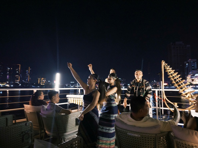 Đưa cồng chi&ecirc;ng T&acirc;y Nguy&ecirc;n l&ecirc;n bu&yacute;t s&ocirc;ng 2 tầng, kh&aacute;ch T&acirc;y th&iacute;ch th&uacute;- Ảnh 5.