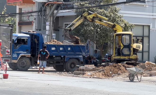 TP.HCM: San lấp tr&aacute;i ph&eacute;p gần 2.000 m&sup2; giữa rừng c&acirc;y phường Long Phước- Ảnh 4.