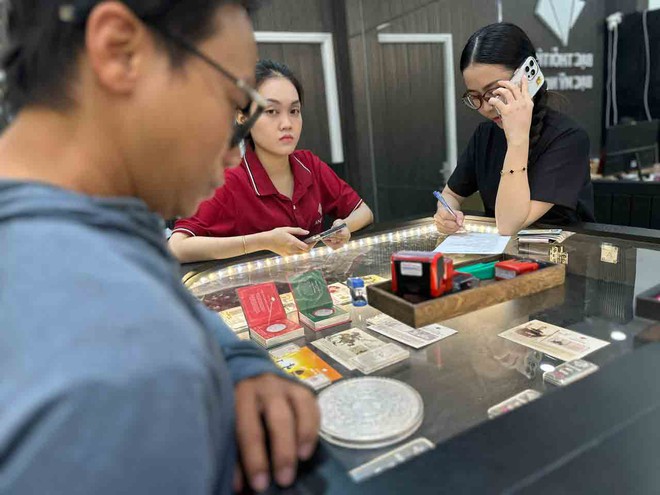 Người 'đu' theo bạc lỗ nặng- Ảnh 1.