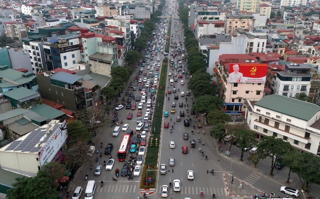 Đường phố H&agrave; Nội &ugrave;n tắc kinh ho&agrave;ng những ng&agrave;y cận tết Nguy&ecirc;n đ&aacute;n- Ảnh 4.