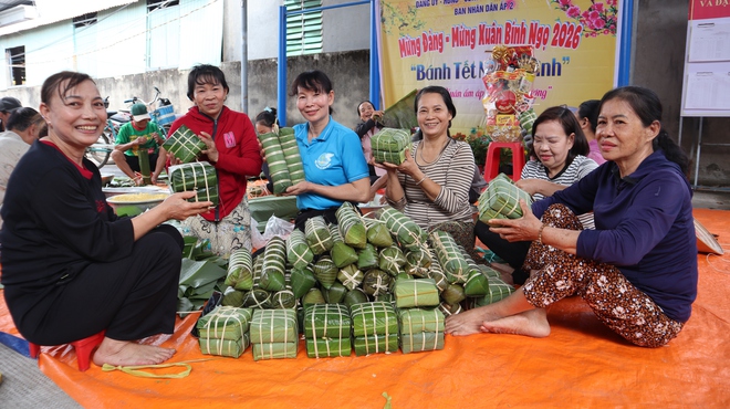 Cả x&atilde; Nha B&iacute;ch g&oacute;i b&aacute;nh t&eacute;t nghĩa t&igrave;nh cho người kh&oacute; khăn dịp Tết Nguy&ecirc;n đ&aacute;n 2026 - Ảnh 3.