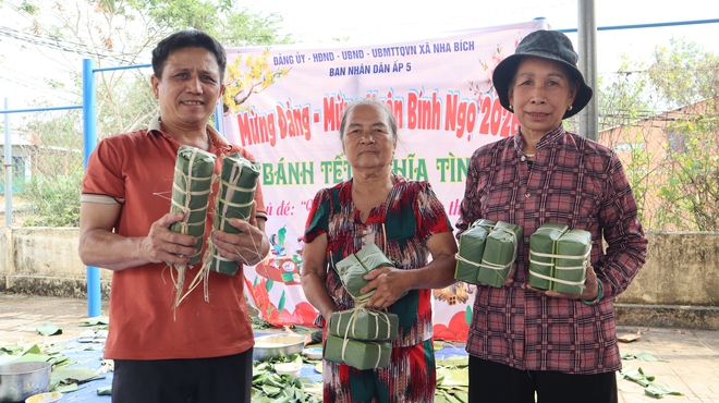 Cả x&atilde; Nha B&iacute;ch g&oacute;i b&aacute;nh t&eacute;t nghĩa t&igrave;nh cho người kh&oacute; khăn dịp Tết Nguy&ecirc;n đ&aacute;n 2026 - Ảnh 4.