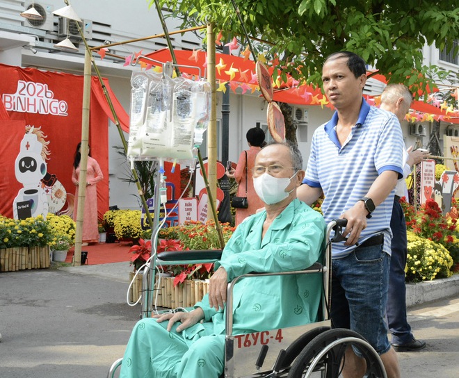 Bất ngờ d&agrave;n nghệ sĩ nổi tiếng 'đổ bộ' Bệnh viện Chợ Rẫy - Ảnh 5.