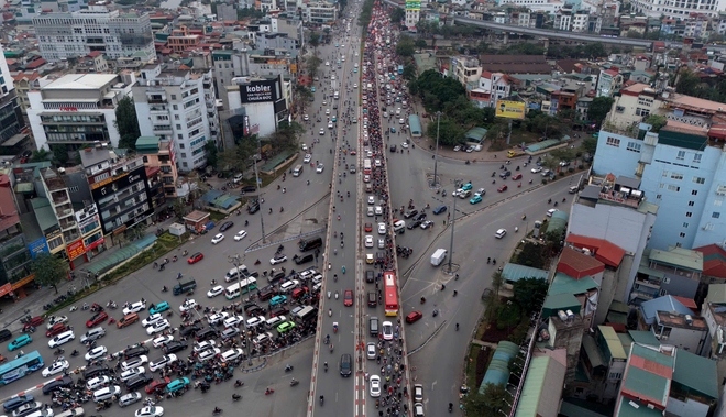 Đường phố H&agrave; Nội &ugrave;n tắc kinh ho&agrave;ng những ng&agrave;y cận tết Nguy&ecirc;n đ&aacute;n- Ảnh 6.