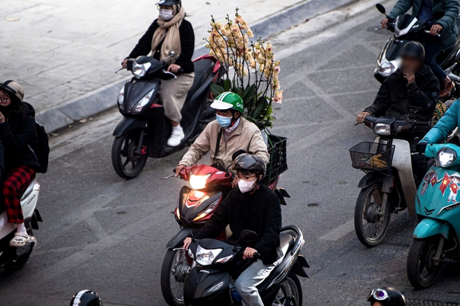 Đường phố H&agrave; Nội &ugrave;n tắc kinh ho&agrave;ng những ng&agrave;y cận tết Nguy&ecirc;n đ&aacute;n- Ảnh 10.