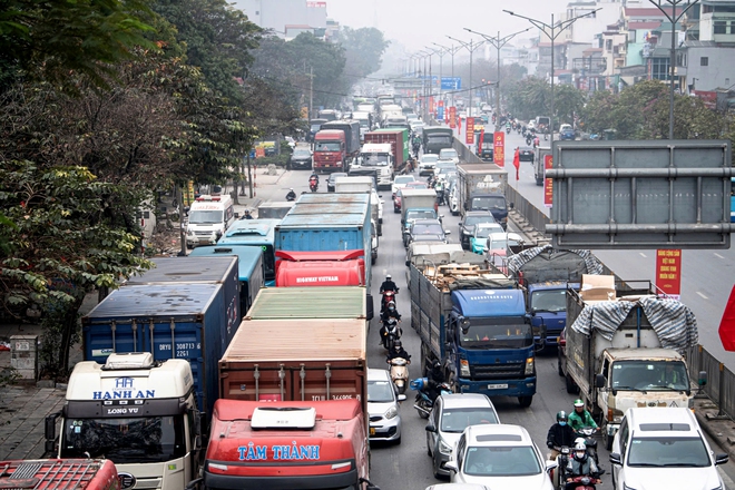 Đường phố H&agrave; Nội &ugrave;n tắc kinh ho&agrave;ng những ng&agrave;y cận tết Nguy&ecirc;n đ&aacute;n- Ảnh 22.
