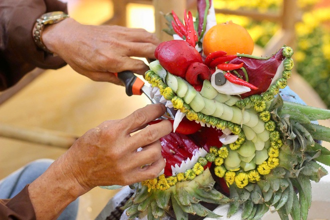 Độc lạ những t&aacute;c phẩm nghệ thuật tỉa tr&aacute;i c&acirc;y tại Hội chợ m&ugrave;a xu&acirc;n 2026- Ảnh 9.