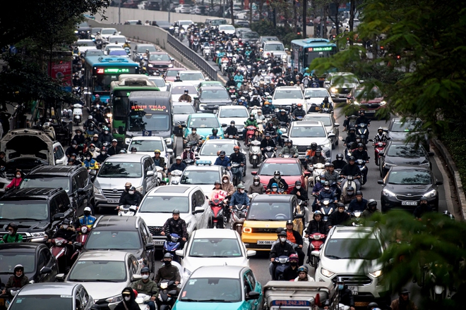 Đường phố H&agrave; Nội &ugrave;n tắc kinh ho&agrave;ng những ng&agrave;y cận tết Nguy&ecirc;n đ&aacute;n- Ảnh 8.