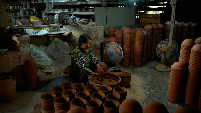 L&agrave;ng gốm L&aacute;i Thi&ecirc;u ng&agrave;y gi&aacute;p tết: Chuyện giữ lửa nghề của 2 thế hệ - Ảnh 7.