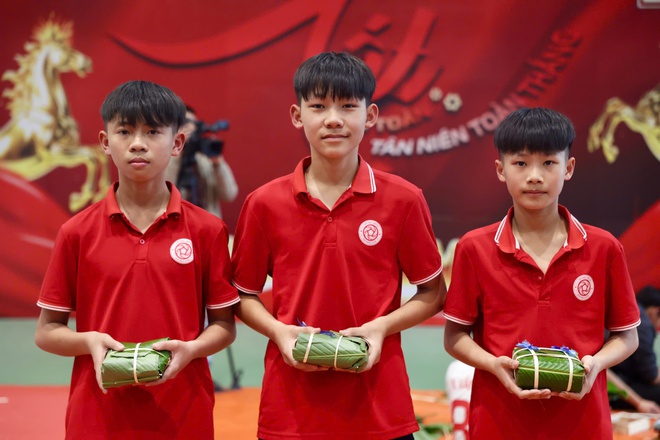 Đội trưởng U.23 Việt Nam c&ugrave;ng Thể C&ocirc;ng Viettel 'giữ lửa Tết' bằng hoạt động đặc biệt- Ảnh 11.