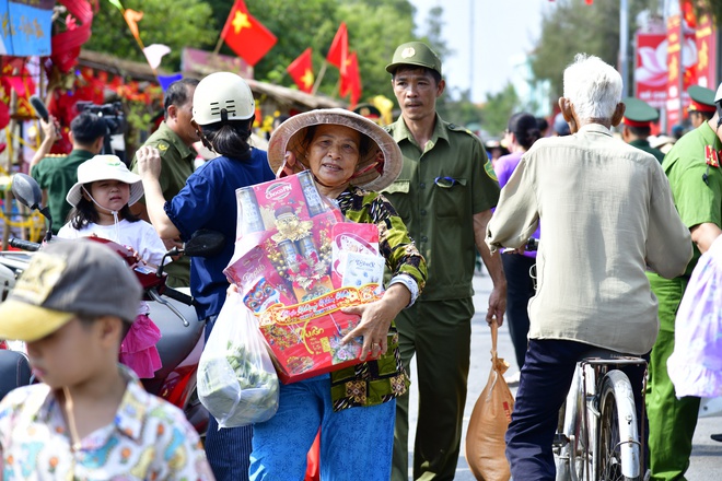 Bộ đội TP.HCM mang 'Tết qu&acirc;n d&acirc;n' đến với b&agrave; con x&atilde; đảo Thạnh An- Ảnh 7.