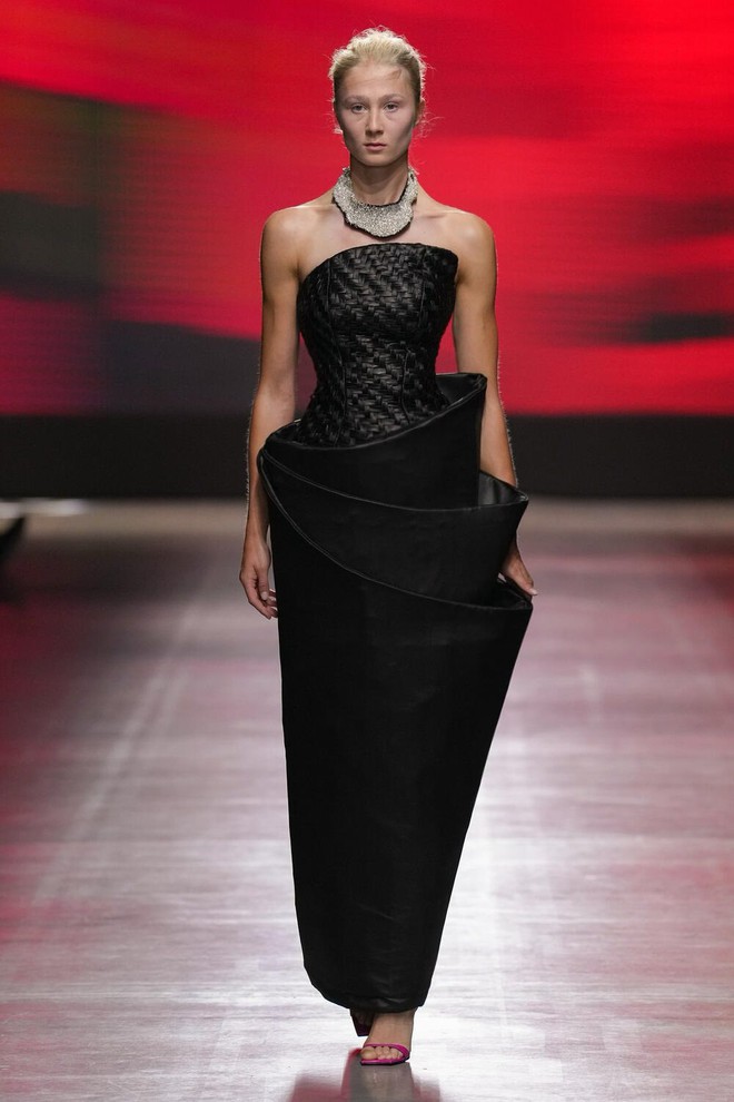 Để NTK Việt được tr&igrave;nh diễn ở quốc tế, điều g&igrave; quan trọng?- Ảnh 3.