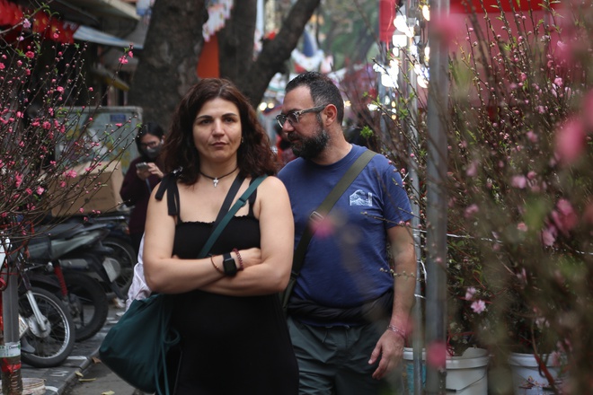 Người H&agrave; Nội t&igrave;m về chợ hoa phố cổ mua sắm dịp cận tết - Ảnh 10.