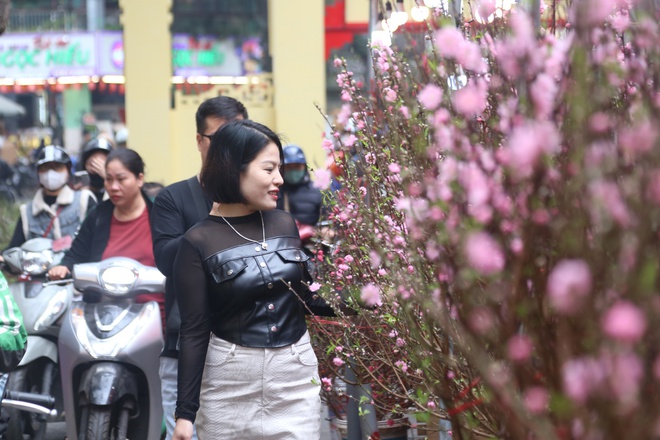Người H&agrave; Nội t&igrave;m về chợ hoa phố cổ mua sắm dịp cận tết - Ảnh 9.